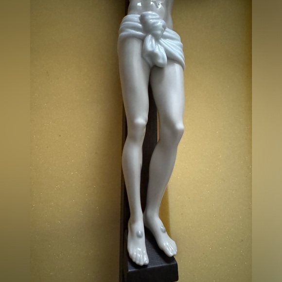 Lladro Our Savior Crucifix Figurine Tabletop - Picture 13 of 16